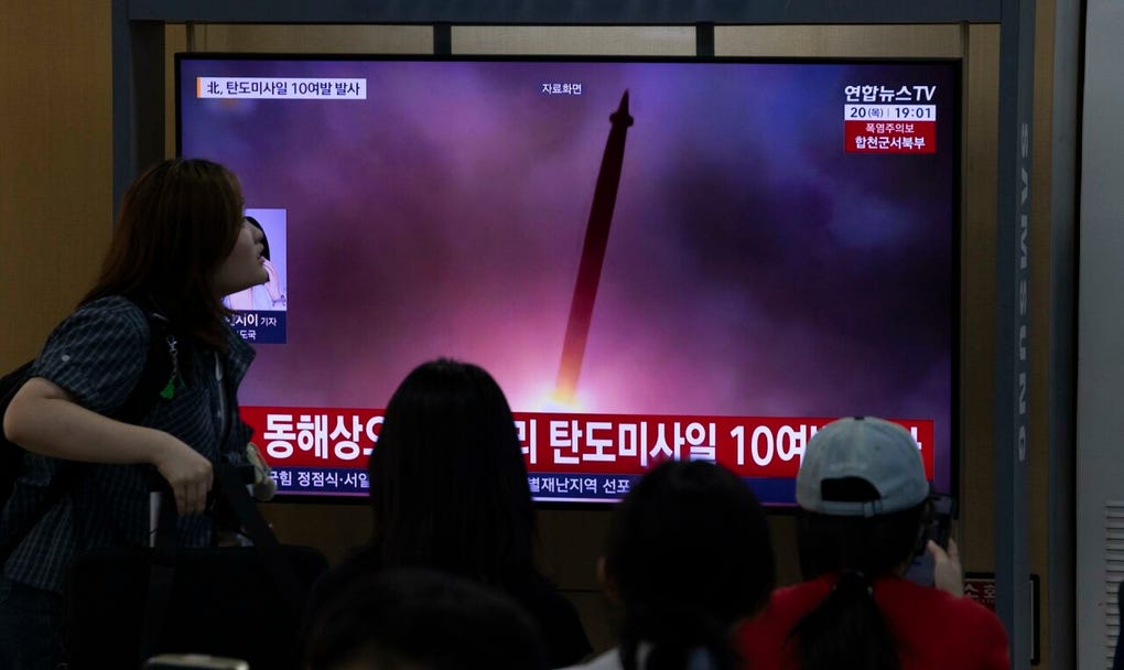El Ejército surcoreano confirmó este jueves el lanzamiento de una decena de misiles balísticos de corto alcance desde la zona de Pionyang hacia el mar de Japón, llamado mar del Este en las dos Coreas, recoge la agencia surcoreana de noticias Yonhap.