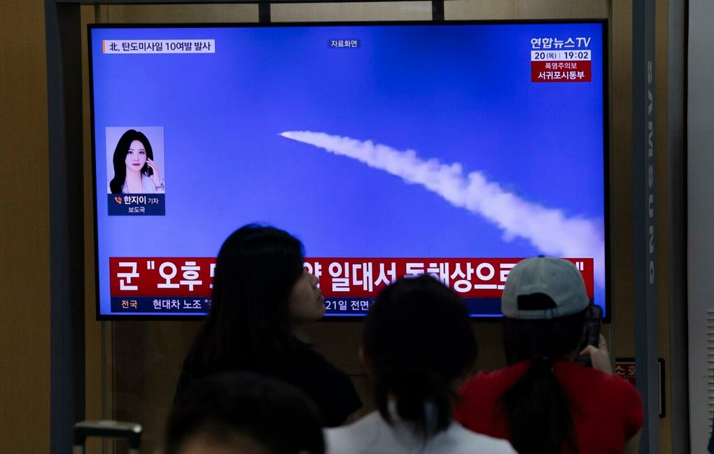 Corea del Norte ya lanzó hace poco más de una semana un misil balístico hacia el mar de Japón, en medio de un cruce de acusaciones con Tokio por el fortalecimiento militar del archipiélago y a pocos días del inicio de los ejercicios UFS.