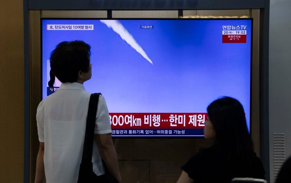 El lanzamiento se produce mientras tienen lugar los ejercicios militares conjuntos anuales Ulchi Freedom Shield (UFS) entre Estados Unidos y Corea del Sur, que Trump ordenó reducir aludiendo precisamente a su muy buena relación con el líder de Corea del Norte.