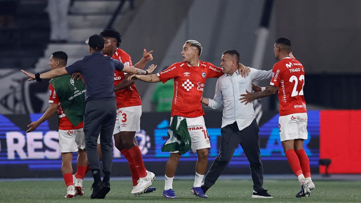 Cienciano vượt qua Botafogo và tiến vào tứ kết Copa Sudamericana 2026 đầy căng thẳng