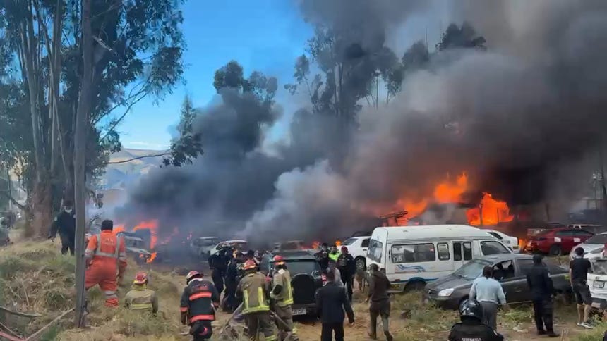 Más de cien vehículos resultan quemados tras incendio en local de la Policía en Huancayo.