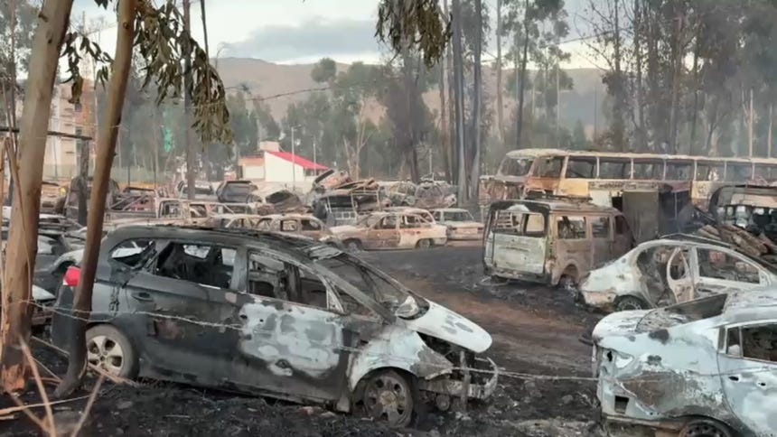 Panorama de c+omo quedaron los vehículos tras el incendio en el deposito de la PNP en Huancayo. 