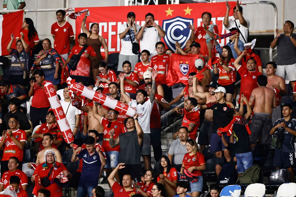 Decenas de hinchas del Papá acompañaron al equipo en Río de Janeiro.