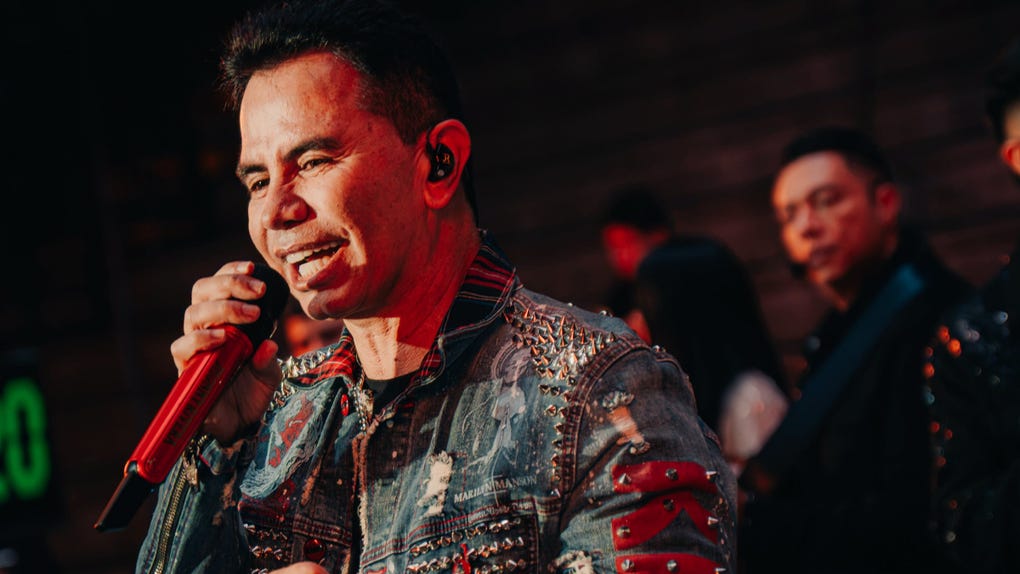 Jhon Jairo Rivera Valencia, conocido como Jhonny Rivera, es un cantante de música popular, actor y empresario colombiano.