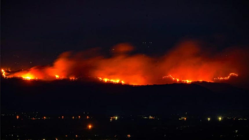 Fotografía tomada de la cuenta de Instagram @gobertolima de la Gobernación del Tolima que muestra a un integrante de la Policía de Colombia intentando apagar un incendio forestal en una zona rural entre los municipios de San Luis y Gualanday del departamento del Tolima (Colombia).