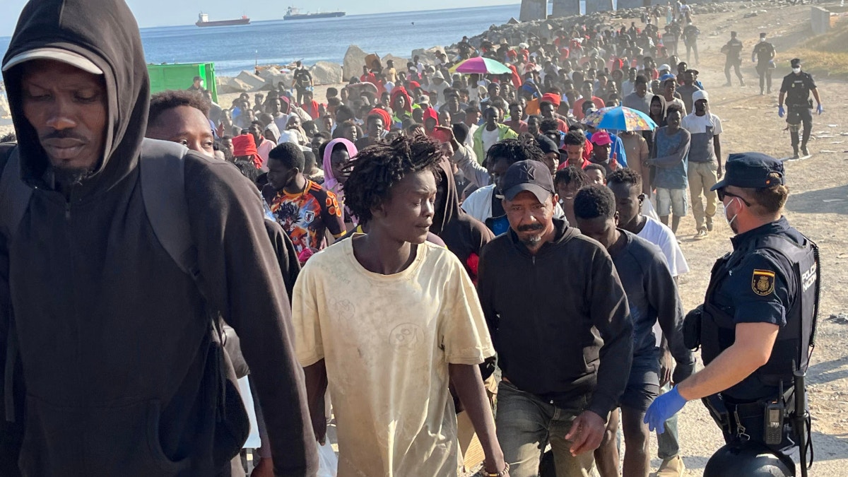 España: vuelven a desalojar a más de mil migrantes de la playa en la ciudad de Ceuta