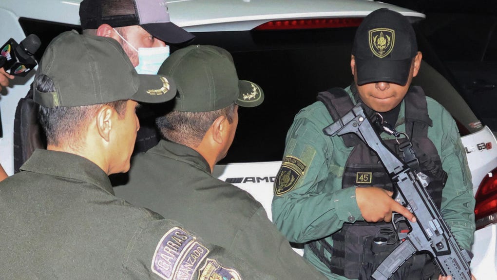 El argentino Fernando Cerimedo, imputado por la Fiscalía de Bolivia por el presunto delito de feminicidio en grado de tentativa e investigado por presunto enriquecimiento ilícito, es trasladado este viernes a una audiencia cautelar en Santa Cruz.