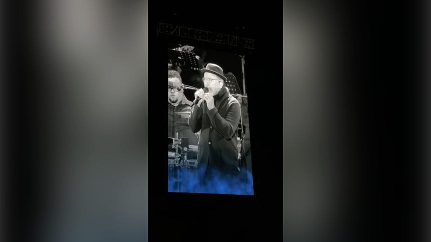 El cantante panameño interpretó 'Amor y Control'. El tema se lanzó en el año 1992 como parte de su álbum de estudio homónimo. 