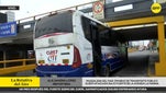 Otra vez un bus atorado bajo el puente de la avenida La Marina: chofer no midió la altura y terminó atrapado