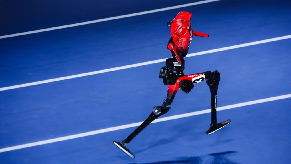 Un robot humanoide corre durante una prueba de 100 metros en los Juegos Mundiales de Robots Humanoides de 2026, en Beijing, China.