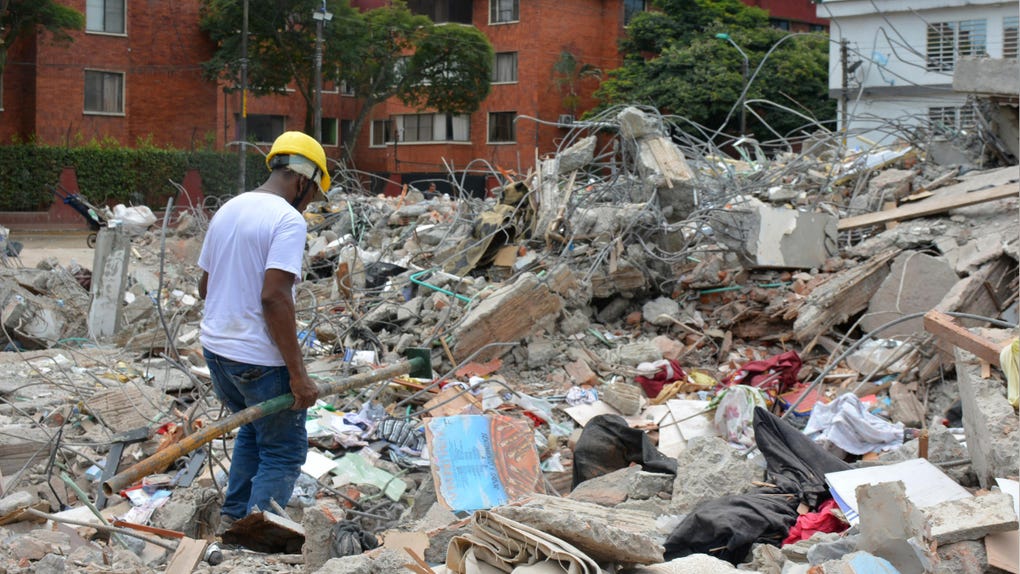 Una persona remueve escombros del edificio Torres del Limonar, afectado por el terremoto del 10 de agosto, en Cali.