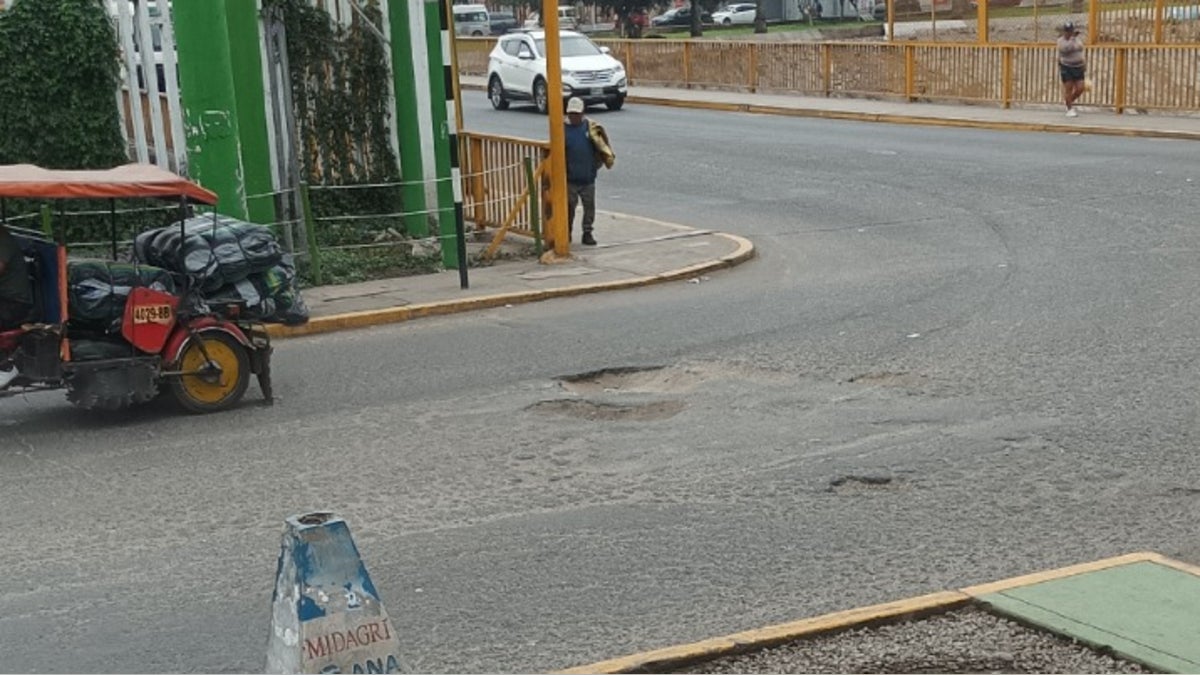 Vecino espera que la Municipalidad de San Juan de Lurigancho pueda reparar las pistas de la avenida Gran Chimú. 