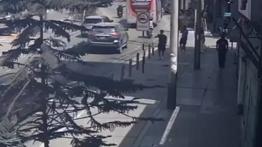 Una cámara de seguridad grabó el momento del ataque contra la unidad que transportaba algunos pasajeros.