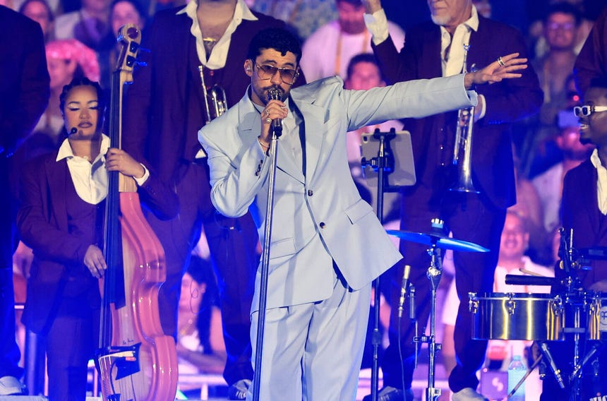 Bad Bunny se presenta durante el primero de los dos conciertos de cierre de su gira internacional 'Debí tirar más fotos', en Puerto Rico.