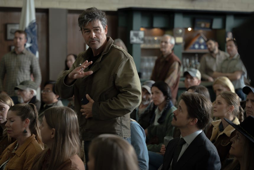 Kyle Chandler interpreta a Hal Jordan, el veterano Linterna Verde que entrena al nuevo recluta John Stewart.
