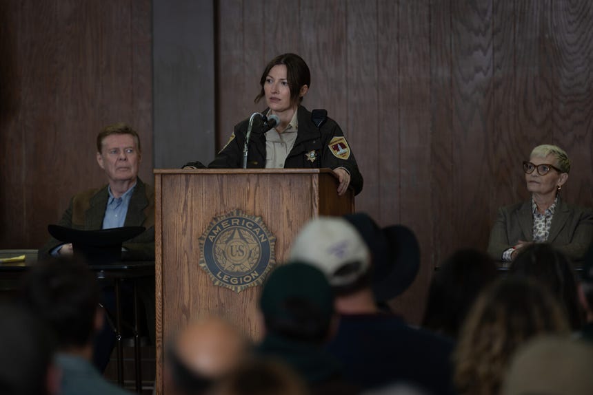 Kelly Macdonald interpreta a Kerry, la sheriff de Rushville, Nebraska, donde se desarrolla parte de la historia.