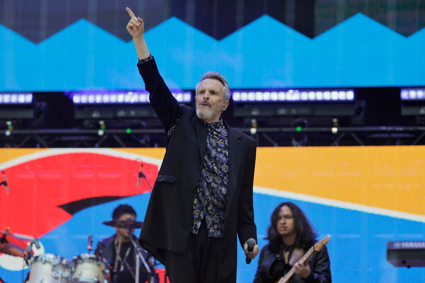 El cantante español Miguel Bosé durante su presentación en el concierto 'Colombia: Voces por la vida', realizado este domingo.