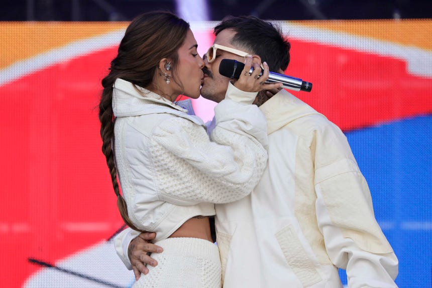 Los cantantes colombianos Greeicy y Mike Bahía se besan durante su presentación en el concierto 'Colombia: Voces por la vida', realizado este domingo.