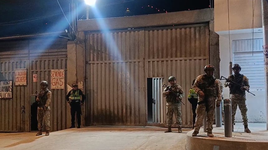 Esta noche se vio más presencia de policías y miembros del Ejército resguardando los exteriores de la sede de Nueva América. 