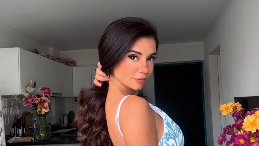 Mario Irivarren acudió al evento de reguetón con la modelo e influencer Tabata Suárez.