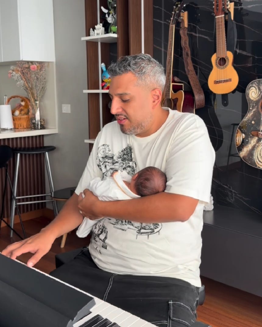 El comediante peruano no pudo ocultar su alegría y dio a conocer el nacimiento de su primer hijo.     