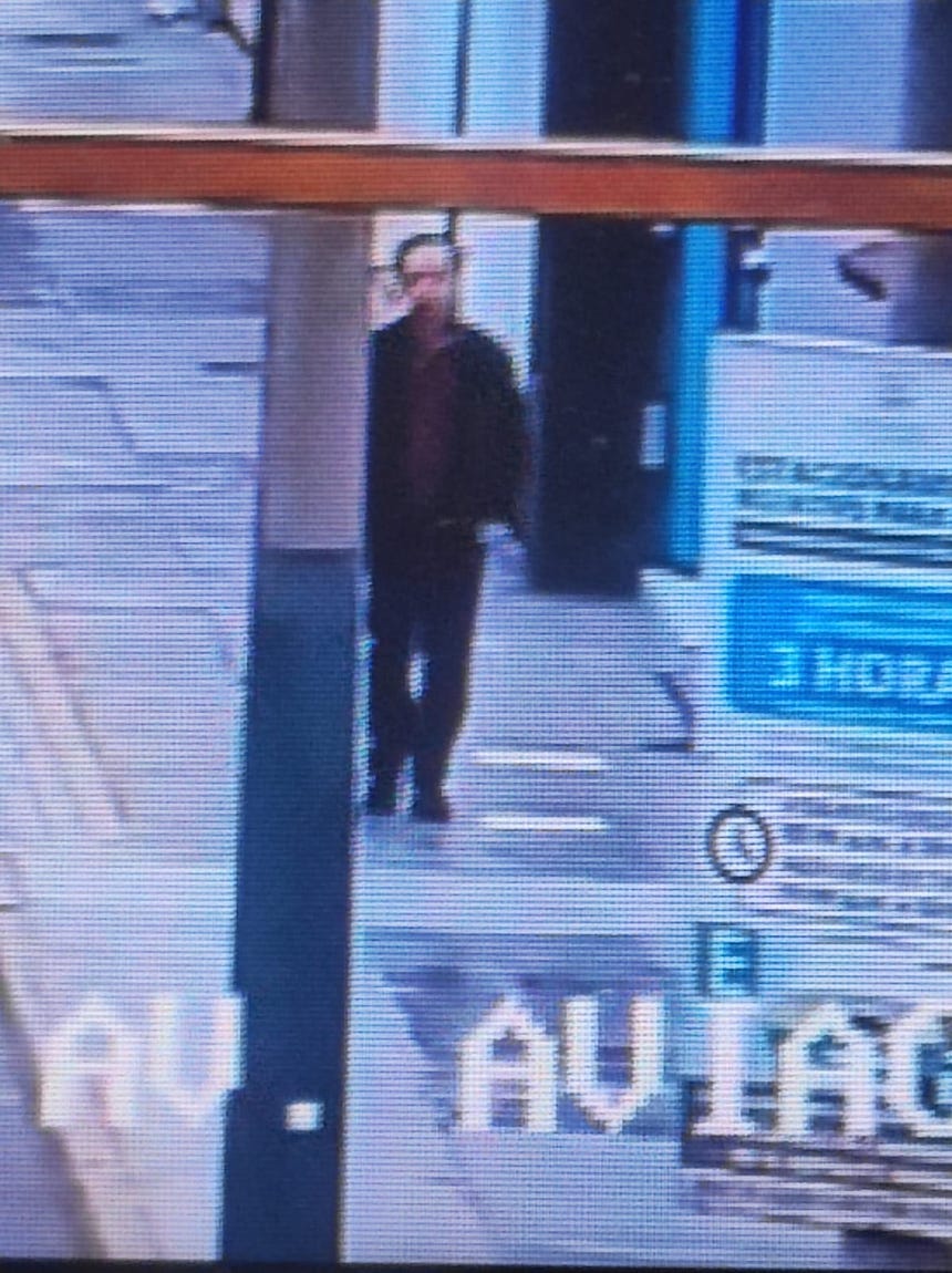 El presunto estafador fue captado por las cámaras de seguridad. 