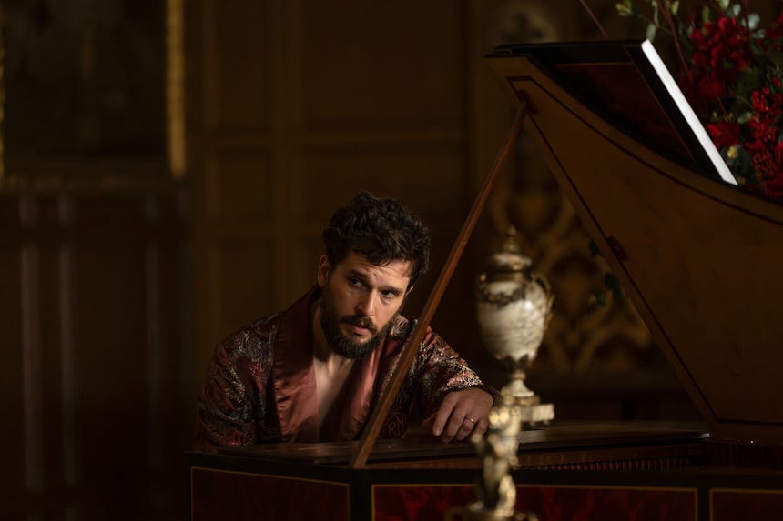 Kit Harington dio vida a Sir Henry Muck en la serie 'Industry'.