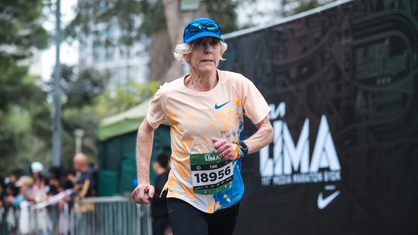 Joan Benoit Samuelson volvió a las pistas y completó 10K.