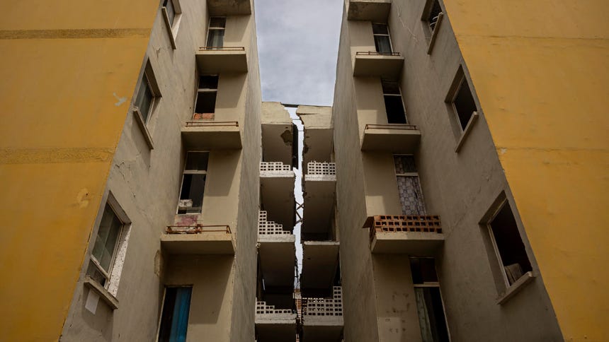 Entre las ruinas de edificaciones y el paso de la maquinaria que remueve los escombros, casi dos meses después de los potentes terremotos del 24 de junio, en el estado venezolano de La Guaira la rutina se ha abierto paso entre centenares de carpas en las que imperan la precariedad y la resistencia.
