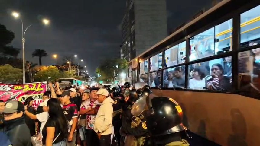 Colectiveros realizan manifestación en la avenida Arequipa contra medidas implementadas por la ATU