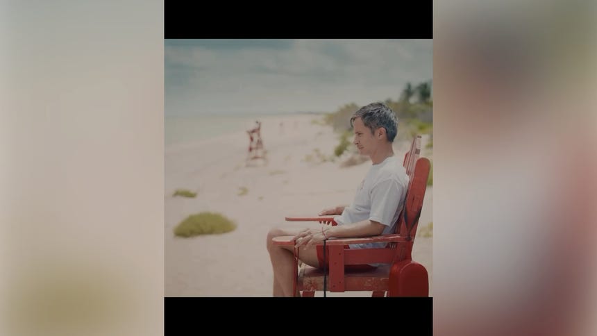Gael García Bernal presenta el tráiler oficial de su película Hombre al agua, con Ricky Martin