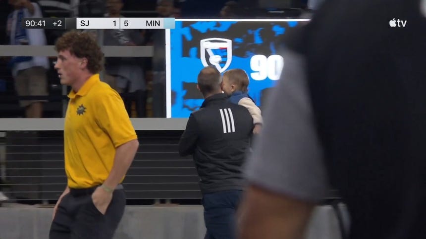 La familia del bebé lo recogió al costado de la cancha.