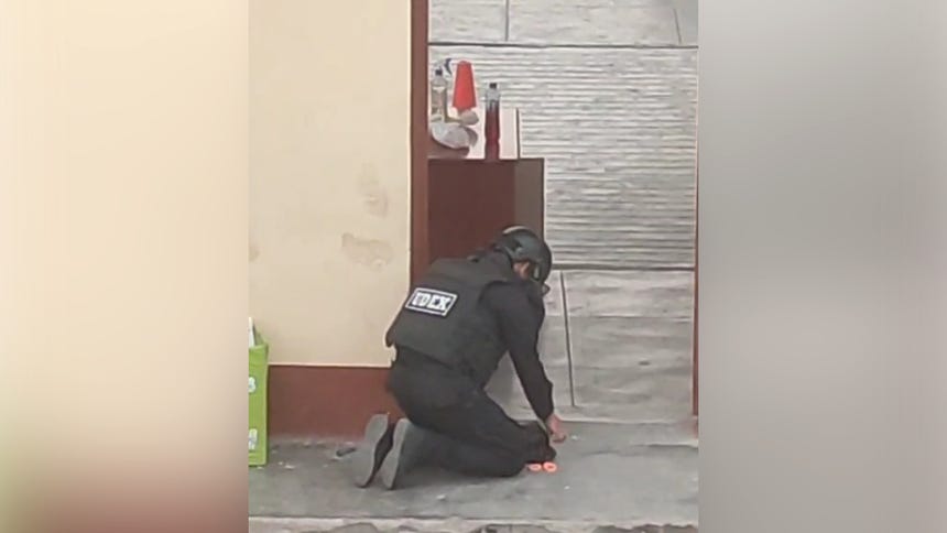 Personal de Udex retiró los explosivos ubicados en el frontis de la escuela.