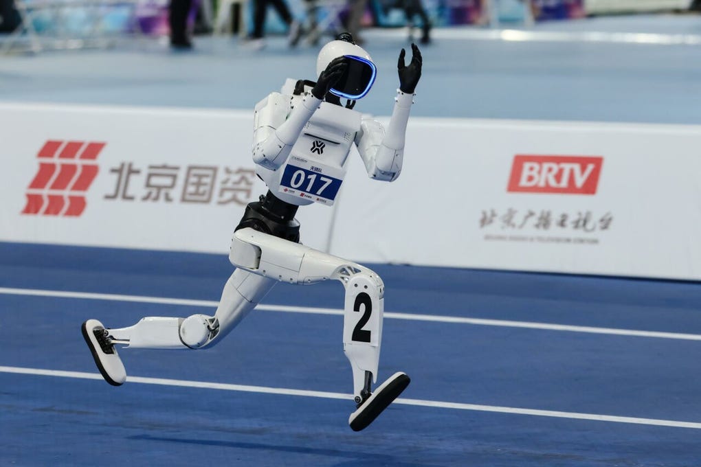 Los relevos de 4x100 metros prescindieron precisamente del testigo: el cambio se completa cuando los cuerpos de los dos robots se solapan dentro de una zona delimitada.