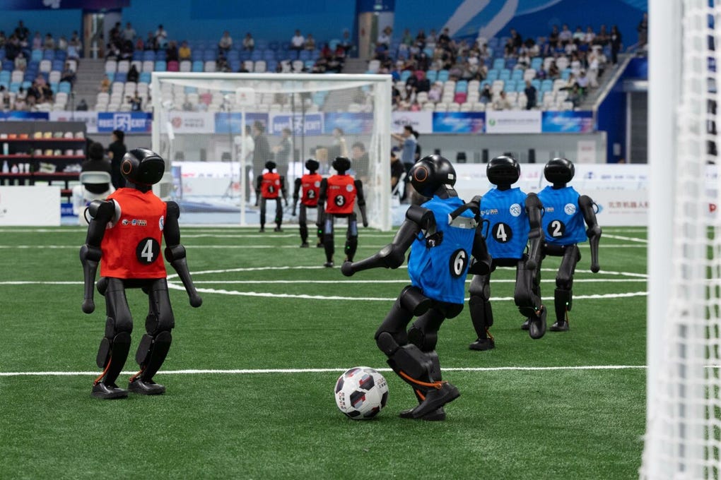 Uno de los deportes que más concitó la atención del público fue el fútbol de robots humanoides.