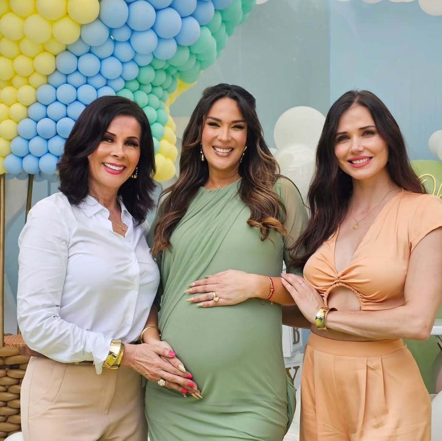 Olga Zumarán y Maju Mantilla junto a Silvia Cornejo.   