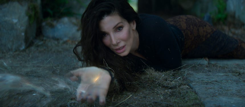 Sandra Bullock regresa como Sally Owens, la bruja que intenta proteger a su familia de una antigua maldición.