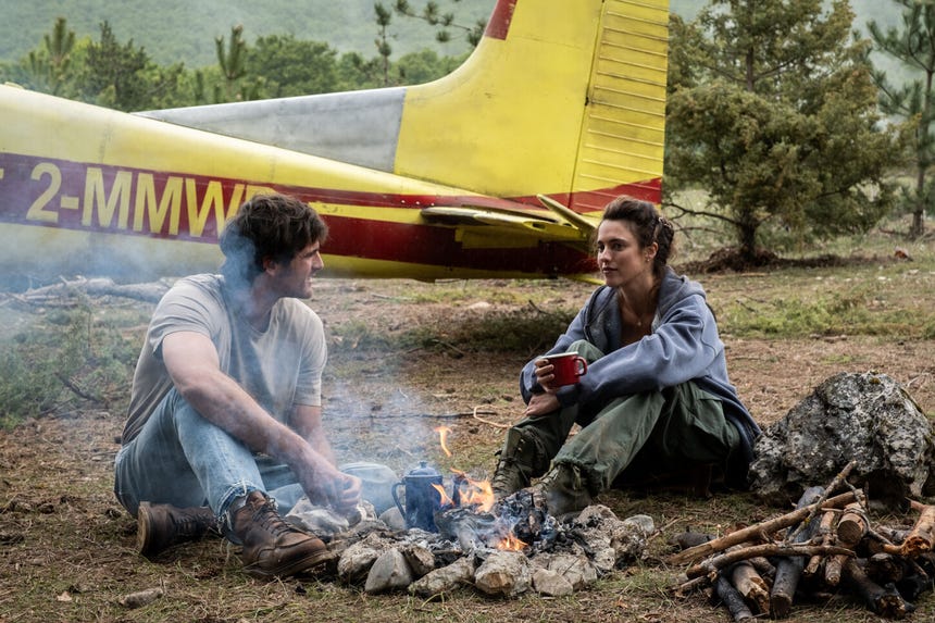 Margaret Qualley interpreta a Cima, una joven médica e interés amoroso de Hig en 'La guerra de los últimos'.