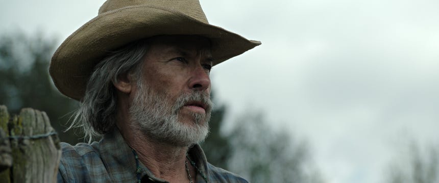 Guy Pearce interpreta a Pops, un exmiembro de los Navy SEAL y padre de Cima en 'La guerra de los últimos'.