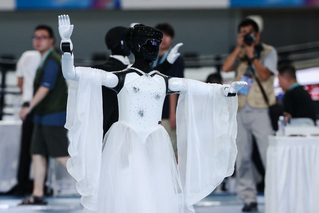 Más ritmo tuvo el breakdance, con robots capaces de girar sobre la cabeza y apoyarse sobre las manos, y otros que parecían haber preparado la competición repasando algunas de las actuaciones olímpicas más recordadas por razones distintas a las medallas. B-BOT Lu Xiaoming terminó imponiéndose en la final por 13-0.