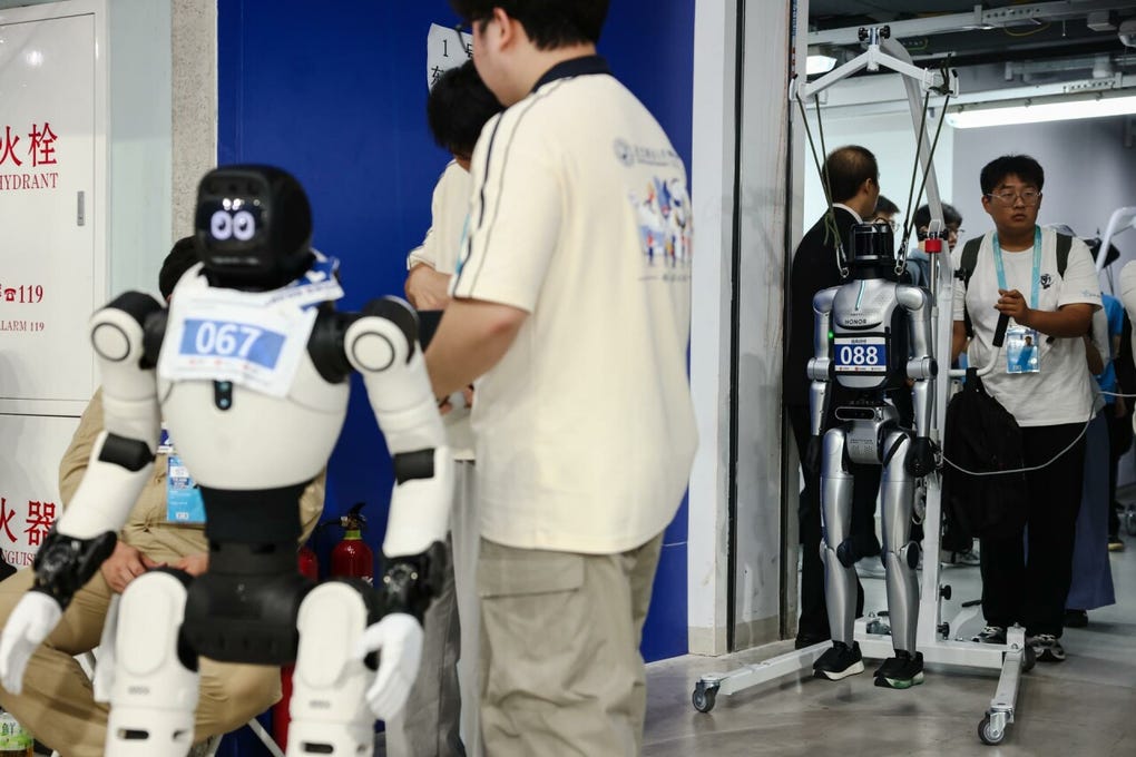 A pocos metros de las pistas, otros robots afrontaban tareas menos vistosas, pero más cercanas al trabajo para el que algún día podrían ser utilizados. En el escenario de supermercado, las máquinas tuvieron que localizar productos de acuerdo con un pedido, reponer estanterías y devolver a su sitio artículos mal colocados, mientras que en el industrial debían transportar materiales y montar componentes en una línea de producción.
