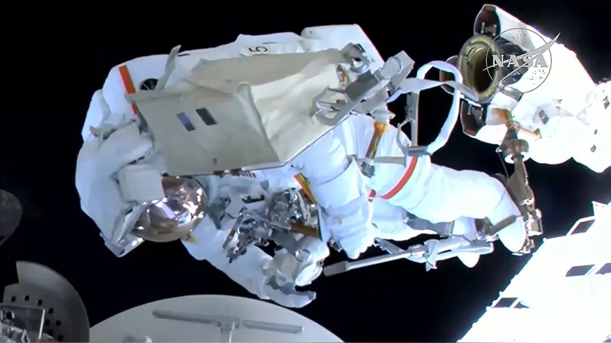 Astronautas concluyen caminata espacial para instalar una antena en la Estación Espacial Internacional