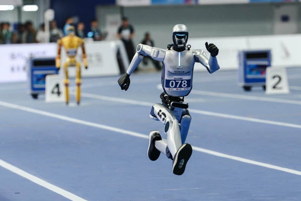Entre robots que bailan, saltan o juegan al tenis de mesa, la pregunta que queda fuera de la pista es precisamente esa: cuánto de lo que funciona en un escenario preparado para una competición está listo para hacerlo también en un supermercado, una fábrica o un hogar reales.