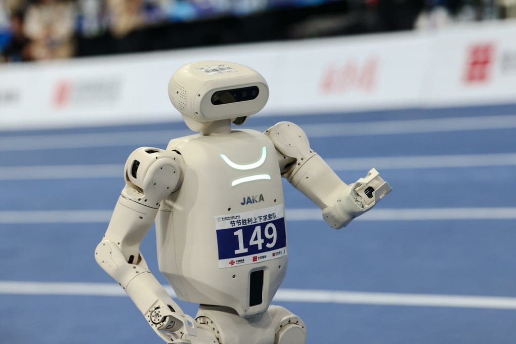 Del breakdance a la fábrica, los robots humanoides de los Juegos de Pekín mostraron este martes un repertorio que combina habilidades cada vez más vistosas con otras bastante menos espectaculares, pero más importantes para su futuro fuera de las pistas.