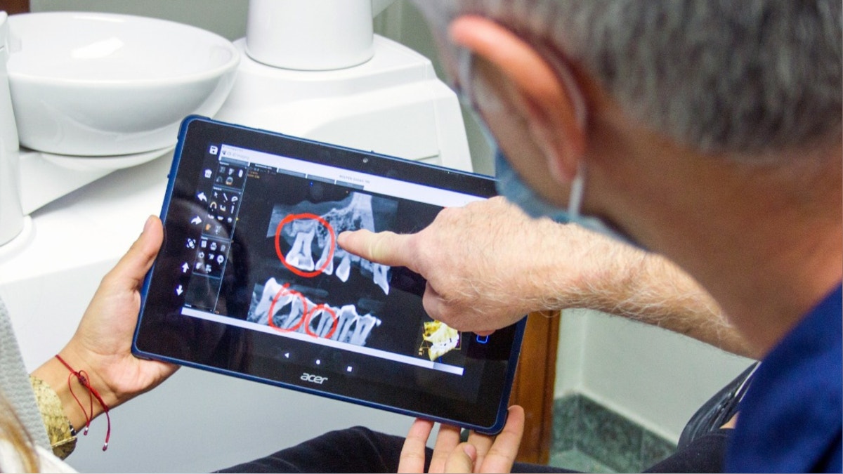 ¿Cuál es la diferencia entre leer o interpretar una radiografía o un análisis?
