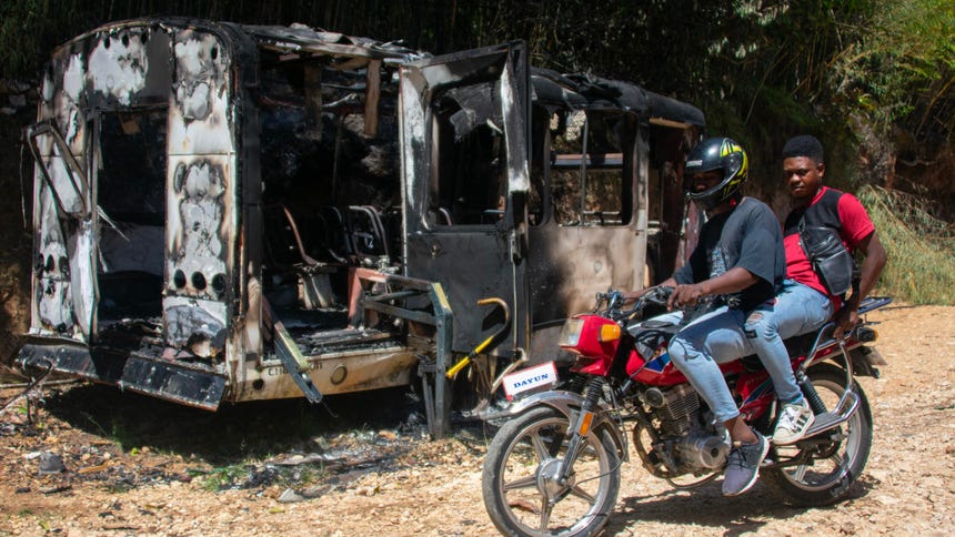 Un bus incinerado en la zona de la Masacre en  Kenscoff