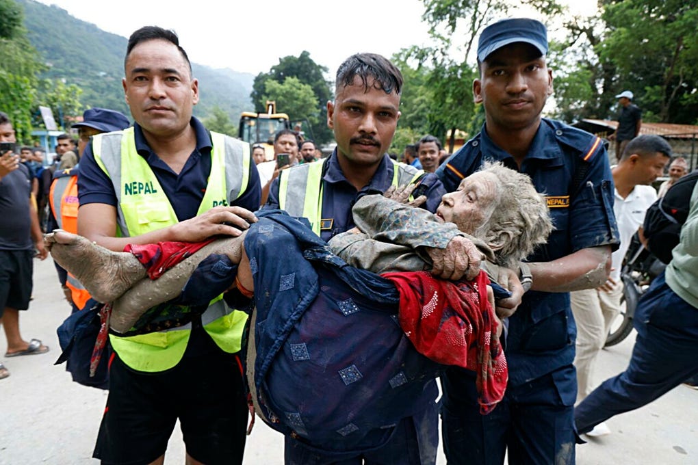 El subdirector general del Departamento de Carreteras de Nepal, Shubharaj Neupane, afirmó que la crecida del río Bhote Koshi destruyó 22 puentes de hormigón y cinco puentes tipo Bailey en el tramo comprendido entre Rasuwa y Dhading Galchhi, según declaraciones recogidas por el medio local Kantipur.