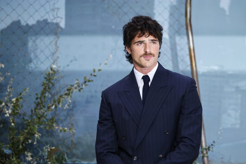 El actor australiano Jacob Elordi figura entre las mejor vestidos, según Vanity Fair.