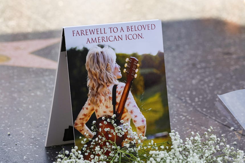 Un retrato de Dolly Parton acompaña los homenajes junto a su estrella del Paseo de la Fama de Hollywood.