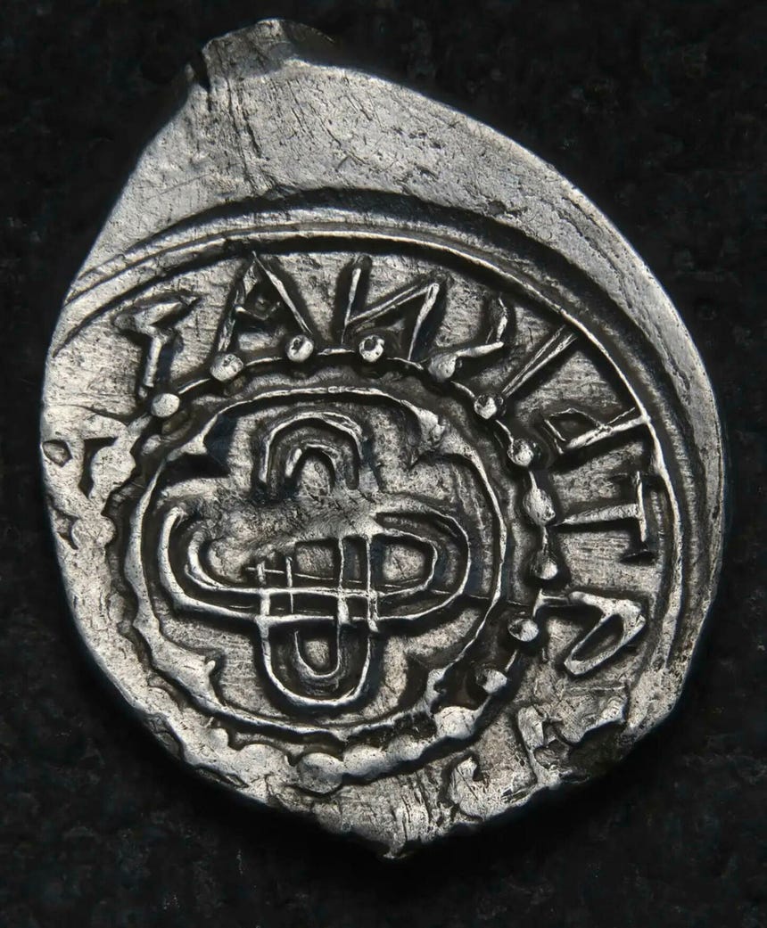 Arqueólogos rusos hallaron en excavaciones en la localidad de Kolomna, en las afueras de Moscú, un tesoro con más de 2.600 monedas de plata del siglo XV del reinado de los príncipes rusos Basilio I y Basilio II 'el Oscuro'.